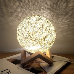 Lampa de veghe cu led, fabricata din lemn de ratan